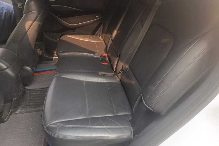 Used Hyundai Santa Fe 2015 2.0T Automatic Two-Wheel Drive Smart Version 5 Seats
