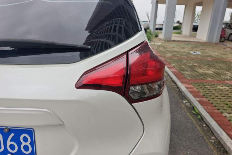 Used Nissan Kicks 2017 1.5L CVT Smart Drive Edition Right Rear Taillight