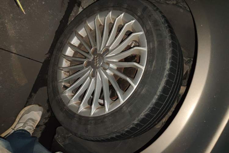 Used Audi A4L 2013 35 TFSI Automatic Technology Edition Right Front Wheel Hub