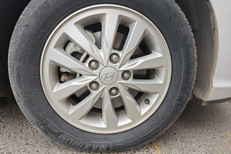 Used Hyundai Celesta 2016 1.6L Manual Joy Edition Right Front Wheel Hub