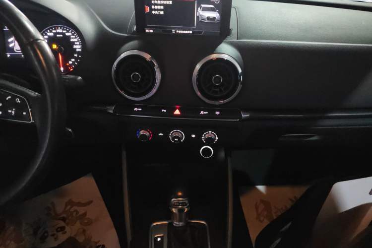 Used Audi A3 2019 Sportback 35 TFSI Fashion Edition China VI Emission Standard Audio And AC Panel