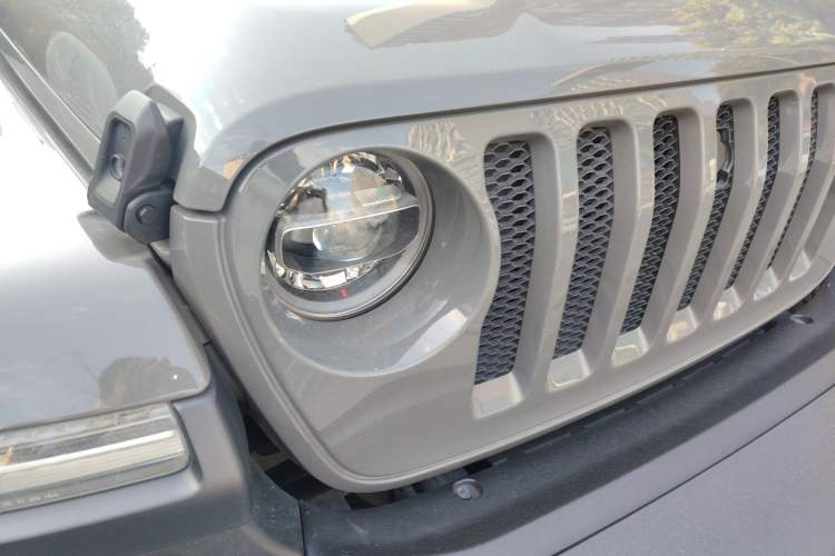 Used Jeep Wrangler 2018 2.0T Sahara Four-Door Edition Right Front Headlight