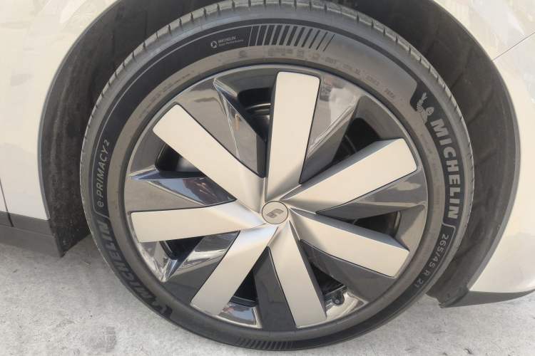 Used Li Auto i6 2025 Model Four-Wheel-Drive Standard Type
