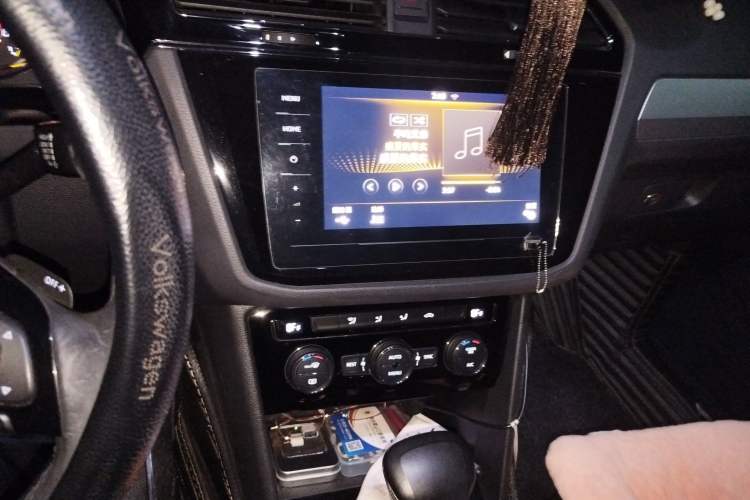 Used Volkswagen Tiguan L 2019 Updated Version 330TSI Automatic Two-Wheel Drive Panoramic Comfort Edition China VI Standard Audio And AC Panel