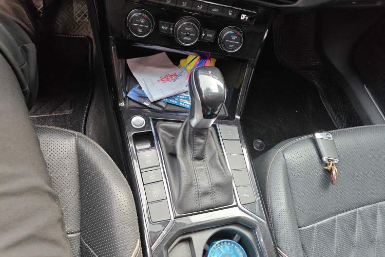 Used Volkswagen Passat 2019 330TSI Luxury Edition China VI Standard Gear Lever