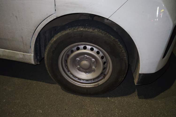 Used Wuling Yangguang 2024 300KM Comfort Version Passenger Van 75kW
