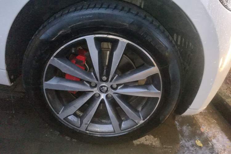 Used Jaguar F-PACE 2024 P250 R-Dynamic SE Right Front Wheel Hub