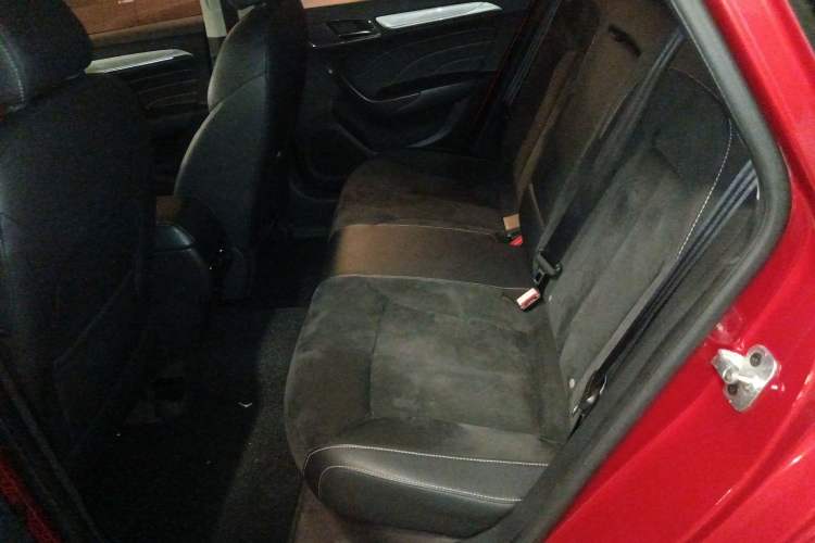 Used Roewe i6 New Energy 2017 45T Hybrid Connective Smart Luxury Edition Interior 4