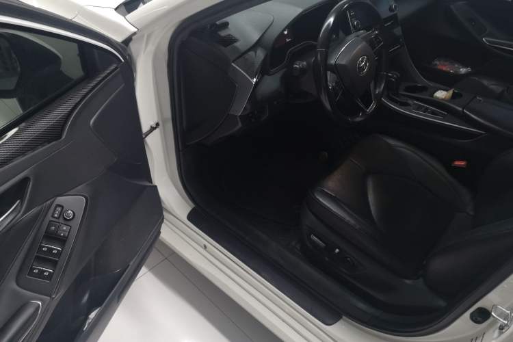 Used Toyota Avalon 2019 Dual-Engine 2.5L Luxury Edition China VI Standard
