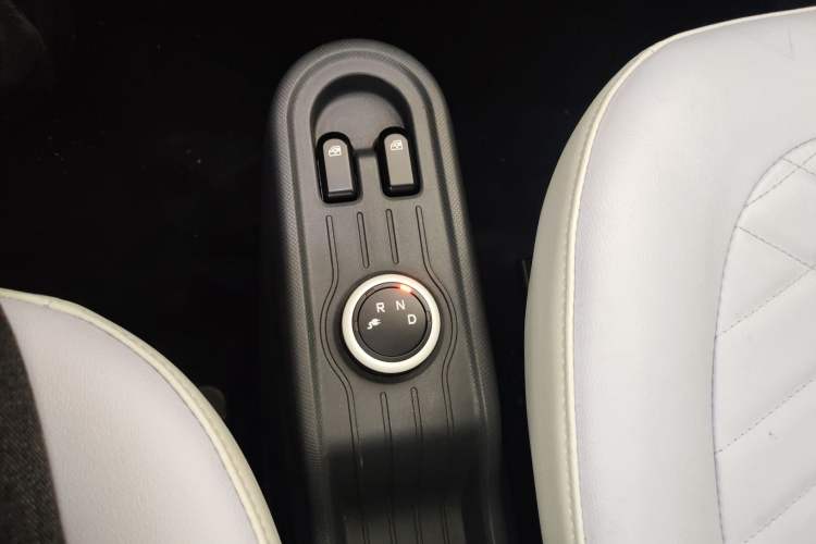 Used Wuling Hongguang MINIEV 2021 Macaron Sandwich Model 120 km Lithium NMC
