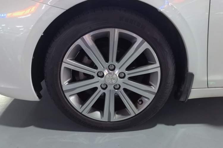 Used Peugeot 408 2014 1.8L Automatic Luxury Edition Left Front Wheel Hub