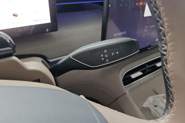 Used Chery Tiggo 8 PLUS C-DM 2025 1.5T 116 km Prestige Version 5 Seats Gear Lever