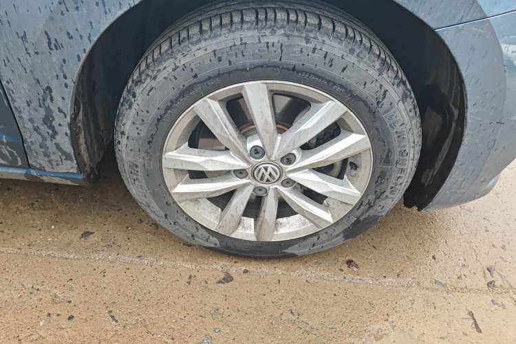 Used Volkswagen Touran 2016 Volkswagen Touran L 280TSI DSG Comfort Edition Right Front Wheel Hub