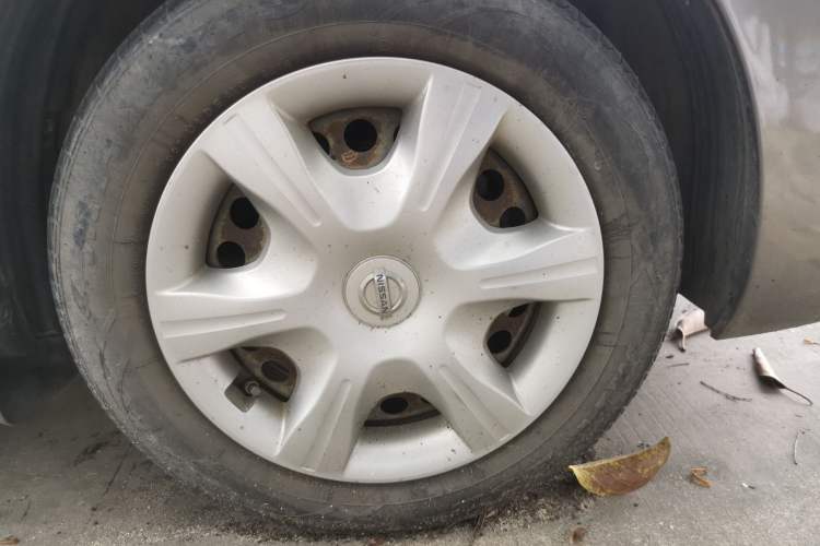 Used Nissan Sunny 2011 1.5XE Manual Comfort Edition Right Front Wheel Hub