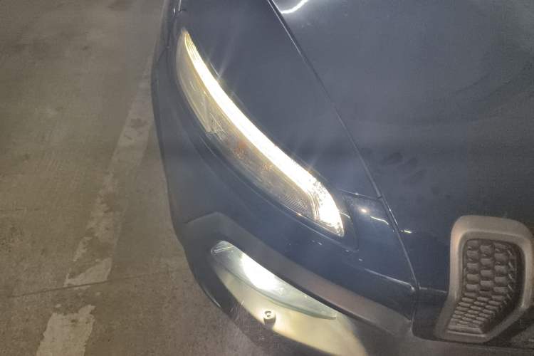 Used Jeep Cherokee 2014 2.4L High-Performance Version