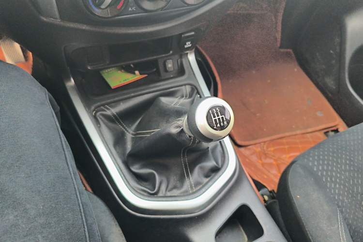 Used Nissan Terra 2018 2.5L Manual Two-Wheel Drive Elite Edition Gear Lever