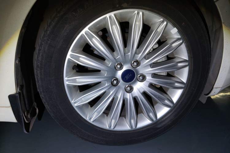 Used Ford Mondeo 2013 2.0L GTDi 200 Luxury Model Right Front Wheel Hub