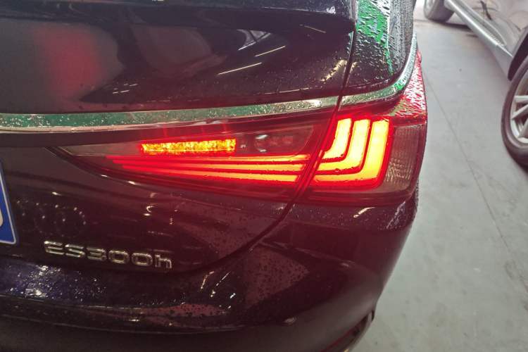 Used Lexus ES 2021 300h Excellence Edition
