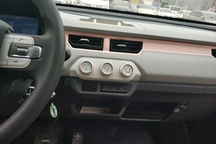 Used Chery QQ Ice Cream 2022 170km Sundae Phosphate Lithium-Ion Audio And AC Panel