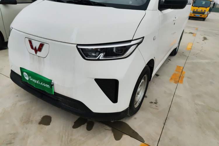Used Wuling Yangguang 2024 300KM Comfort Version Passenger Van 75kW