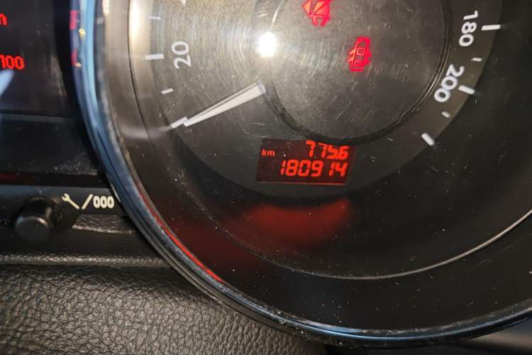 Used Peugeot 3008 2013 1.6THP Automatic Prestige Edition Odometer Close Up