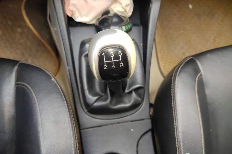 Used Soueast V3 Lingyue 2011 Revised Version 1.5L Manual – Style Edition
