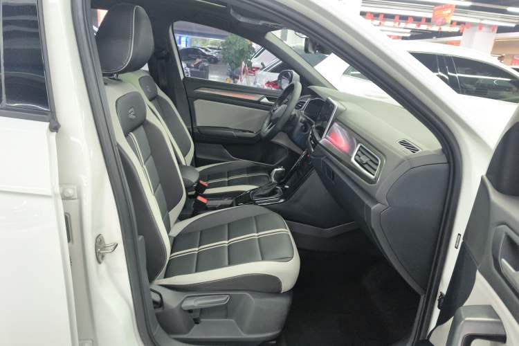 Used Volkswagen T-ROC 2023 300TSI DSG Two-Wheel-Drive Chen Guang Edition Right Front Seat