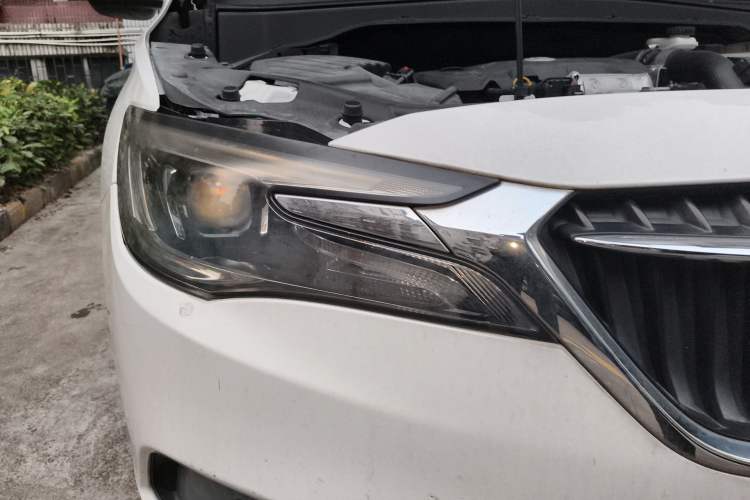 Used Buick GL6 2018 18T 6-Seater Prestige Model Right Front Headlight