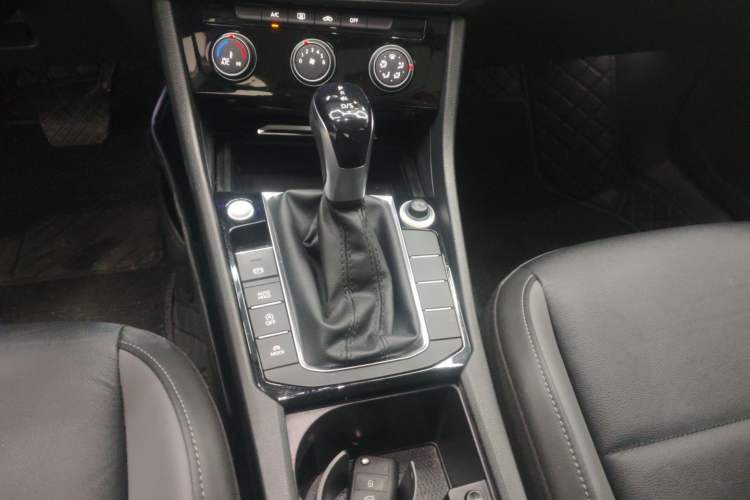 Used Volkswagen Sagitar 2021 280TSI DSG Comfort Connect Edition Gear Lever