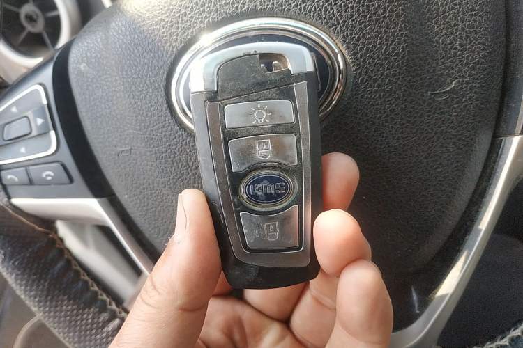 Used SWM X3 2021 1.5L Manual Comfort Version 7 Seats Vehicle Key