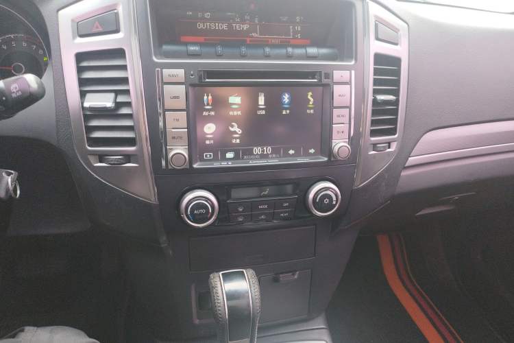 Used Mitsubishi Pajero 2015 3.0L Automatic Luxury Version China IV Standard
