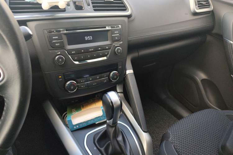 Used Renault Kadjar 2017 2.0L Two-Wheel Drive Comfort Edition Audio And AC Panel