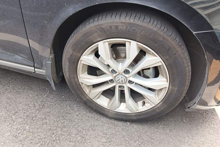 Used Volkswagen Magotan 2017 380TSI DSG Luxury Model Right Front Wheel Hub