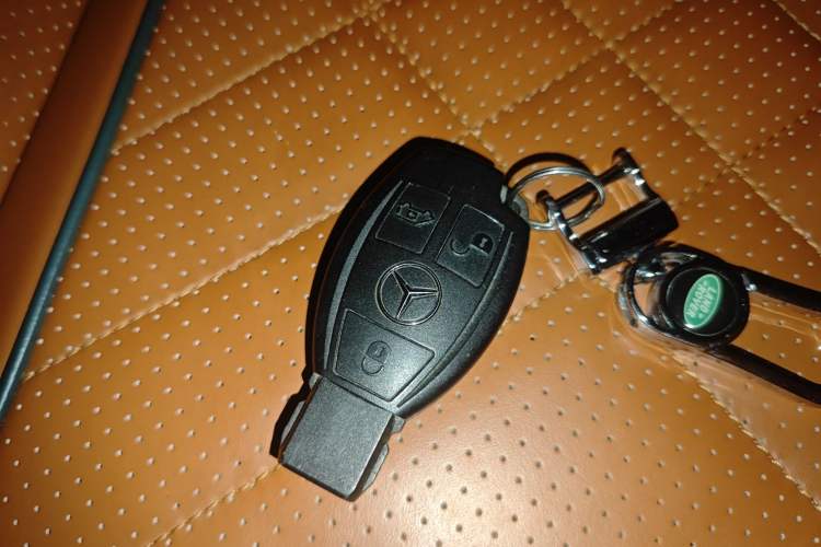 Used Mercedes-Benz Vito 2023 2.0T Elite Version 7 Seats Vehicle Key