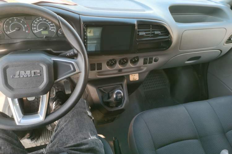 Used JMC Transit 2019 2.8T Commercial Version Short Wheelbase Mid-Roof 3-Seater China VI Standard JX493
