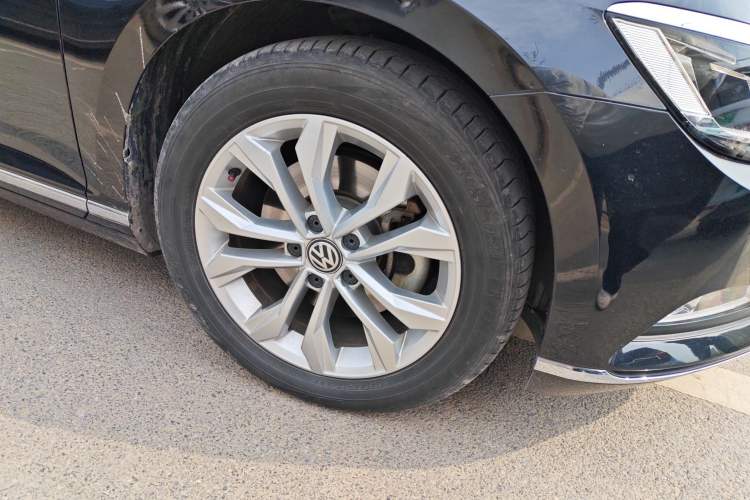 Used Volkswagen Magotan 2018 Facelift 330TSI DSG Luxury Model Right Front Wheel Hub