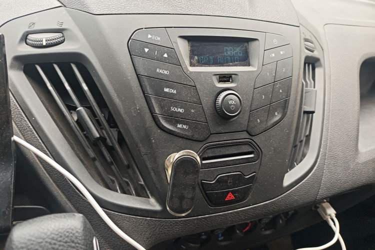 Used Ford Transit 2019 2.0T Gasoline Automatic Multi-Function Commercial Vehicle Short Wheelbase Low Roof 6-Seater China VI Standard
