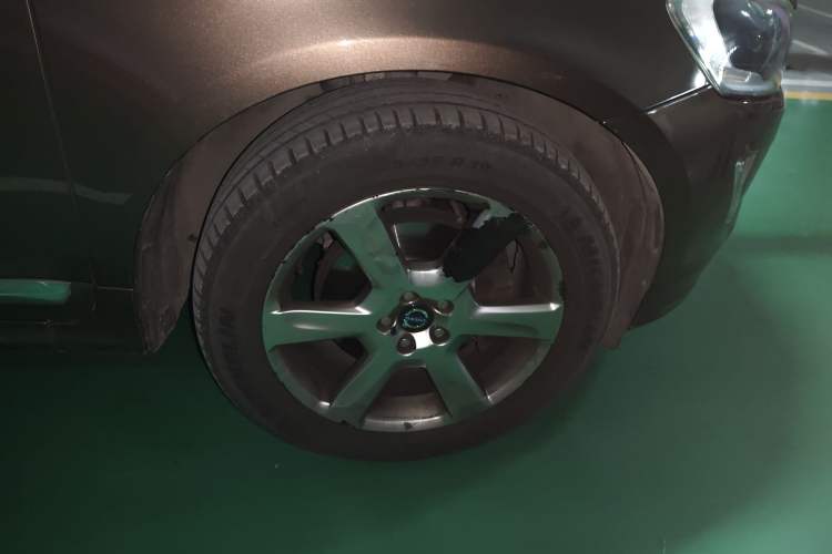 Used Volvo XC60 2015 T5 AWD Smart Drive Edition Right Front Wheel Hub