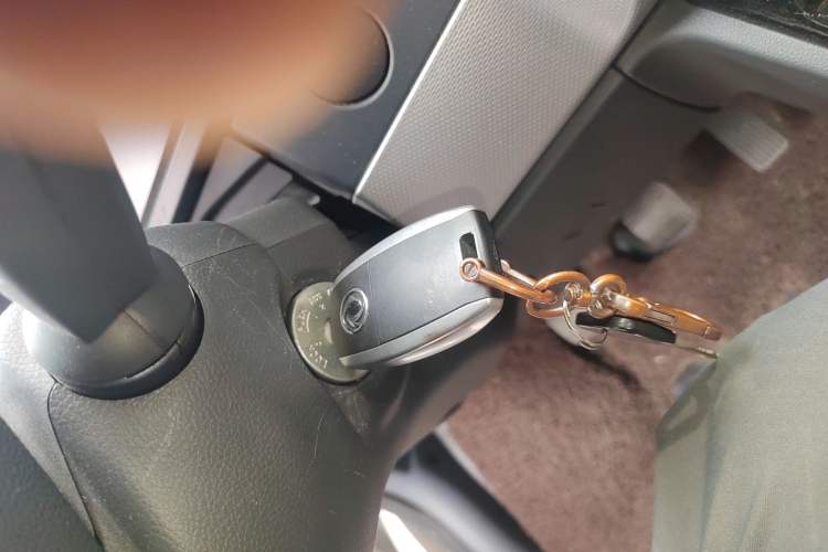 Used Dongfeng Yufeng 2023 V9+ 2.0T Manual Front-Wheel-Drive Multi-Function Mid-Roof Van with 7/8/9 Seats
