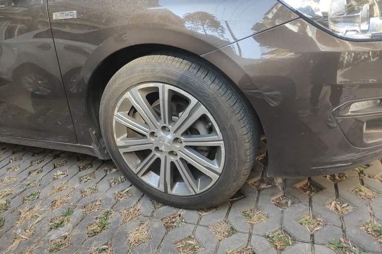 Used Peugeot 408 2018 230THP Automatic Luxury Edition Right Front Wheel Hub