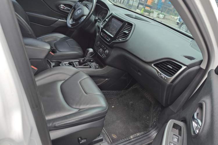 Used Jeep Cherokee 2019 2.0T Two-Wheel Drive Smart Enjoyment Version China V Right Front Seat