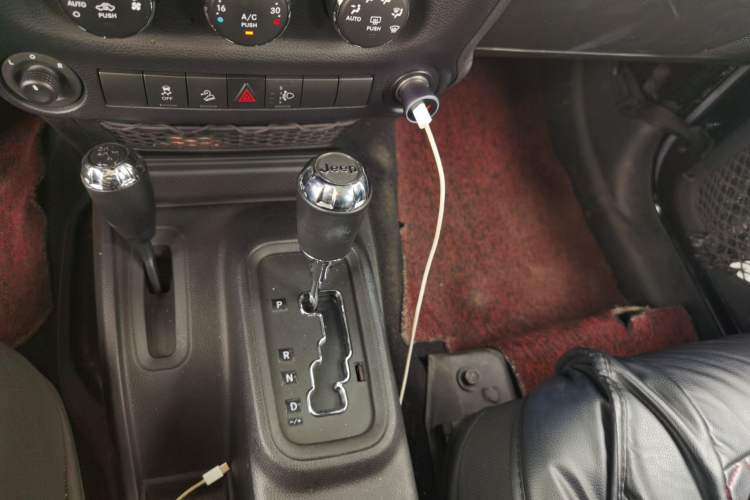 Used Jeep Wrangler 2015 2.8TD Sahara Four-Door Comfort Edition Gear Lever