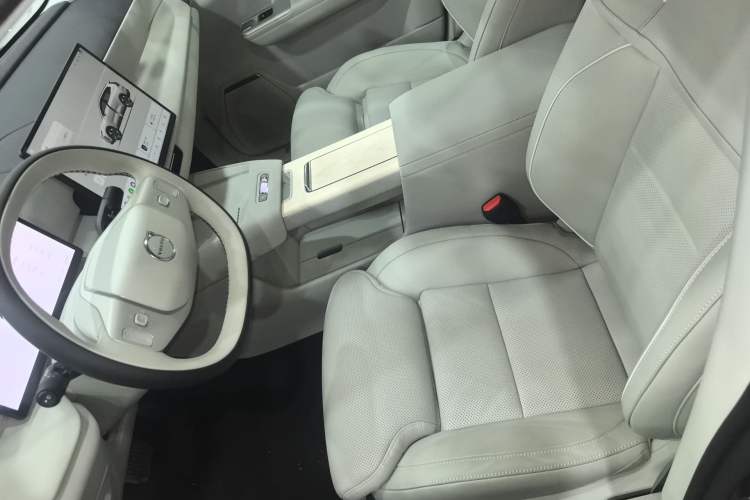 Used Volvo XC70 Plug-in Hybrid 2026 Model Four-Wheel Drive Long-Range Plus Left Front Seat