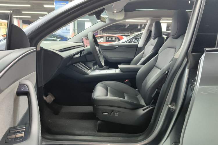 Used Tesla Model Y 2025 Rear-Wheel-Drive Version
