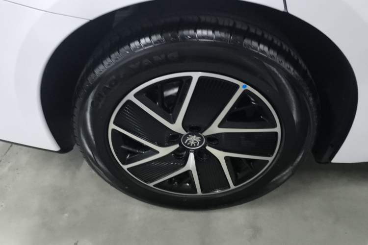Used BYD Qin L 2025 DM-i Smart Drive 120KM Superior Model Right Rear Wheel Hub
