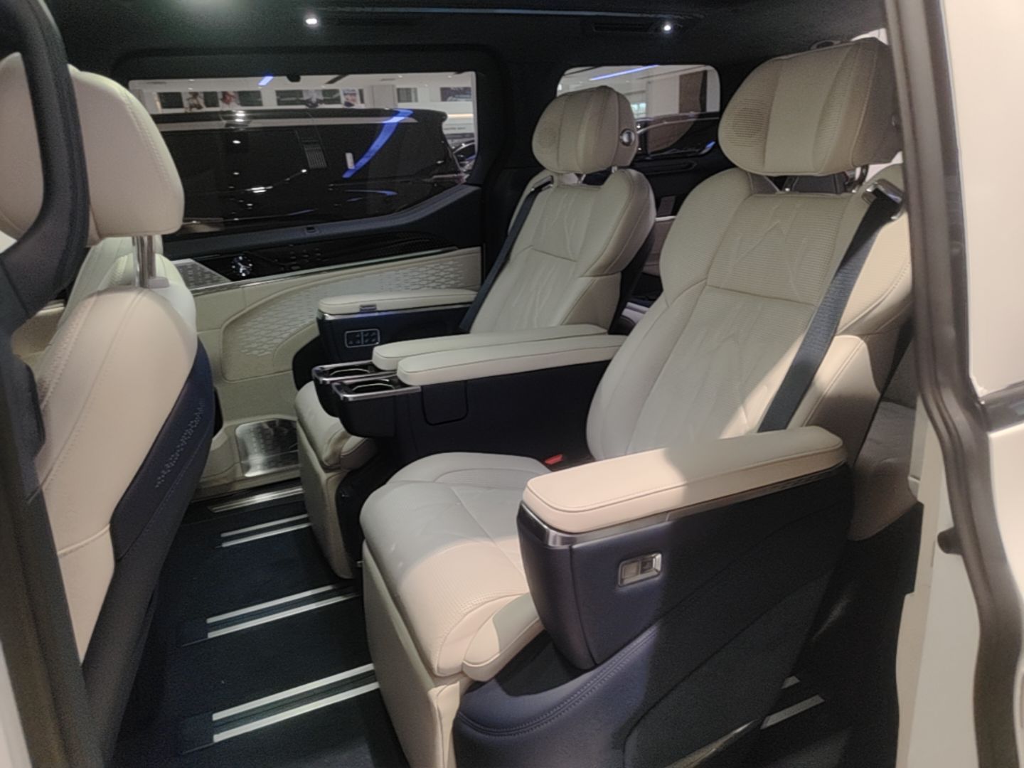 Zeekr 009 2024 Six-Seat Executive Version 4WD 108 kWh — снимка 20