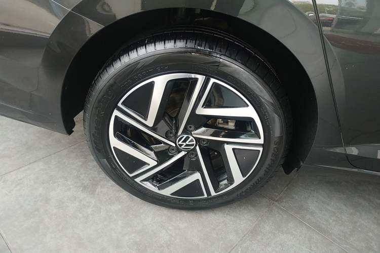 Used Volkswagen Sagitar 2023 300TSI DSG Excellence Edition Right Rear Wheel Hub