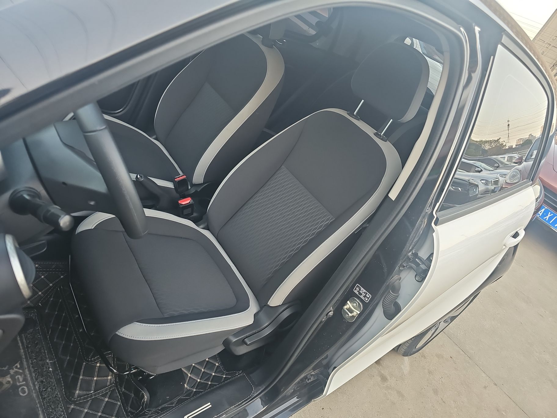 المقاعد الأمامية داخل السيارة