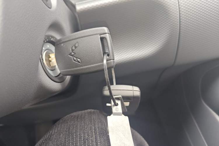 Used Wuling Hongguang New Energy 2024 All-Electric Model 300KM Standard Version Interior 1