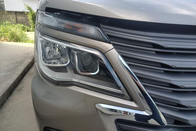 Used FORTHING Lingzhi 2023 M5 1.6L Practical Model 5 Seats Right Front Headlight